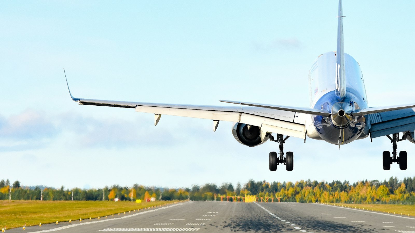 Avion de ligne décollant de la piste d’un aéroport