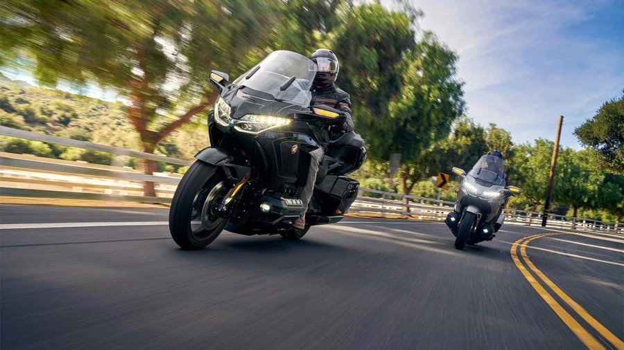 Honda Gold Wing Tour noire en virage