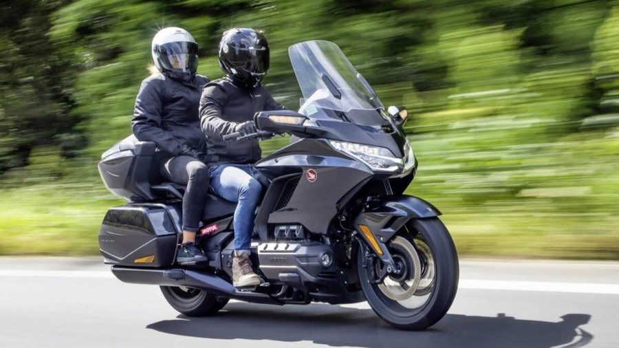 Honda Gold Wing Tour en route avec pilote et passager